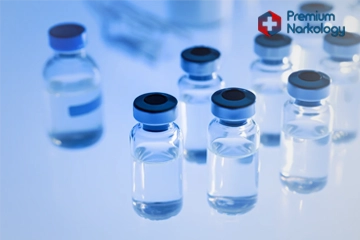 Ампулы и пузырьки с медикаментами